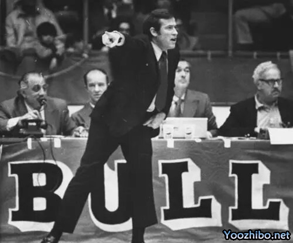 1970-71赛季，迪克-莫塔如何引领芝加哥<a href=/lanqiu_jingcai/bulls/ target=_blank class=infotextkey>公牛</a>队逆袭，揽获最佳教练殊荣